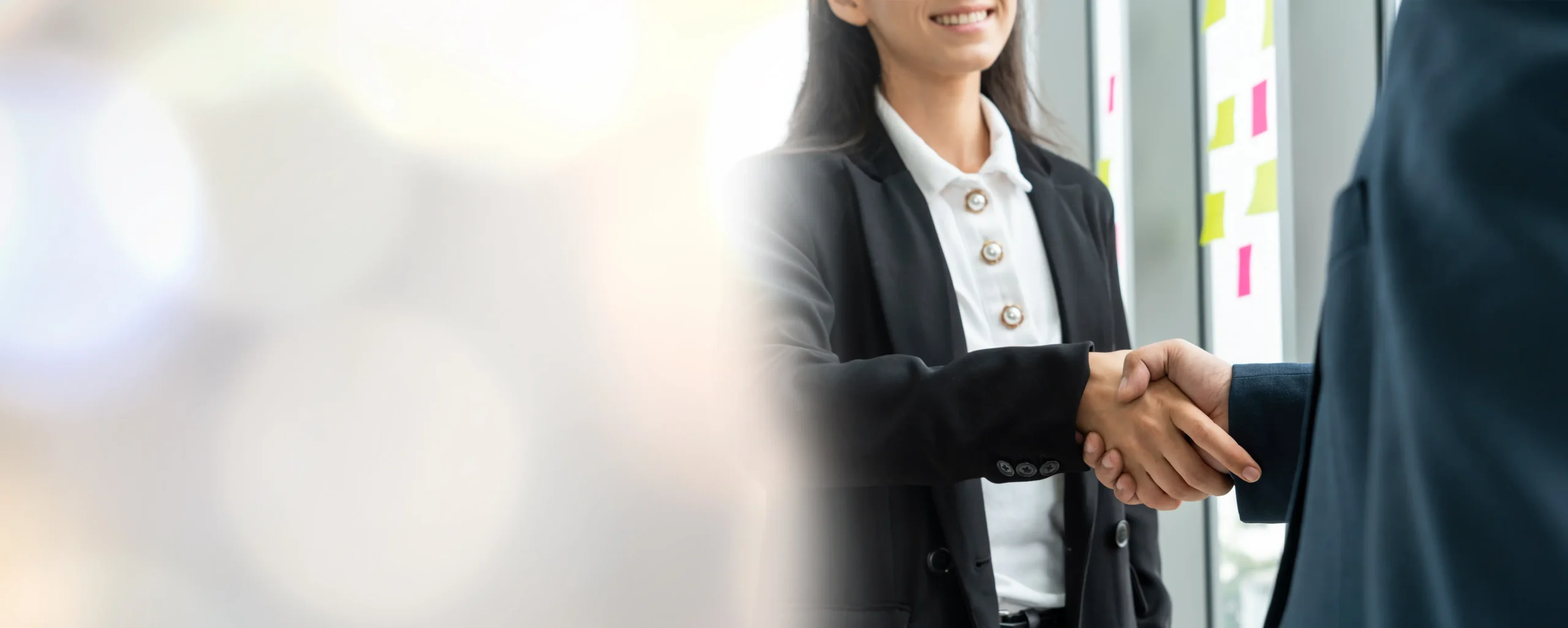 行政書士が相談者と握手している様子